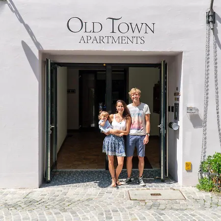 Old Town Apartment *